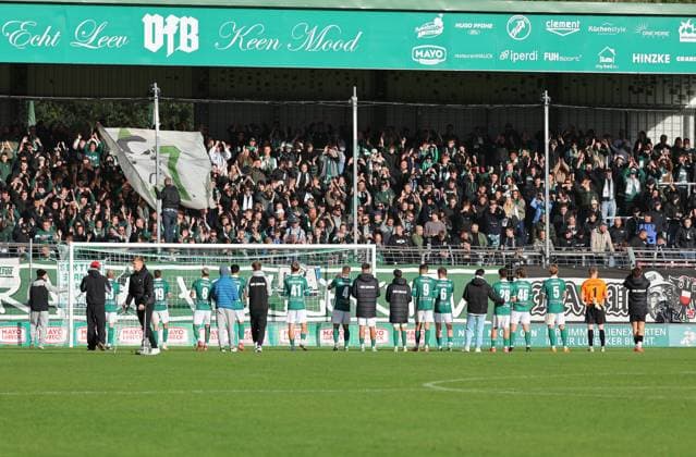 GER, Regionalliga Nord, VfB Luebeck vs HSC Hannover 12 10 2025, Dietmar Scholze Stadion an der Lohmuehle, Luebeck, GER, Regionalliga Nord, VfB Luebeck vs HSC Hannover im Bild picture shows End of match Final score 1 2 Thanks to the fans after the match VfB Luebeck in front of the Pappelkurve nordphotoxGmbHx xTauchnitz nph00059