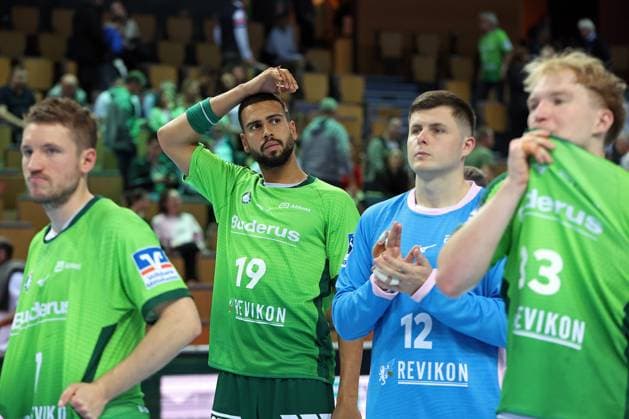 12 10 2025, xovx, Handball Daikin Handball Bundesliga, HSG Wetzlar HSV Hamburg f l Dominik Mappes HSG Wetzlar , Philipp Ahouansou HSG Wetzlar , Anadin Suljakovic HSG Wetzlar and Georg Löwen HSG Wetzlar disappointed, looking disappointed after the 25 35 defeat against HSV Hamburg Wetzlar Buderus Arena Hessen Germany EN