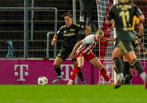 duel between Anna Weis 1 FC Union Berlin, 21 and Carlotta Imping 1 FC Koeln, 14 12 10 2025, 1 FC Köln 1 FC Union Berlin, Fussball, Google Pixel Frauen Bundesliga, GER, Köln, Franz Kremer Stadion DFL regulations prohibit any use of photographs as image sequences and or quasi video Copyright: HMBxMedia xMarcoxBader
