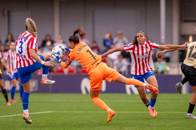 October 12, 2025, Alcala De Henares, Madrid, Spain: LOLA GALLARDO of Club Atlo tico de Madrid SAD Femenino in action during the match belonging to La LigaF season 25 26 soccer Ã¢â‚¬oe ATLETICO DE MADRID FEM - FC Barcelona, Barca Ã¢â‚¬Â held on october 12, 2025, at the Centro deportivo Alcala de Henares, Madrid, Spain. Alcala De Henares Spain - ZUMAc312 20251012_zsp_c312_128 Copyright: xOscarxManuelxSanchezx