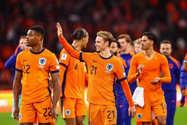 2025-10-12 Netherlands v Finland - FIFA World Cup, WM, Weltmeisterschaft, Fussball 2026 Qualifier AMSTERDAM, NETHERLANDS - OCTOBER 12: Frenkie de Jong of Netherlands thanking fans for their support during the FIFA World Cup 2026 Qualifier match between Netherlands and Finland at Johan Cruijff ArenA on October 12, 2025 in Amsterdam, Netherlands. Amsterdam Johan Cruijff ArenA Netherlands Content not available for redistribution in The Netherlands directly or indirectly through any third parties. Copyright: xPieterxvanxderxWoudex
