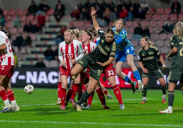 Scene in the penalty area Samantha Steuerwald 1 FC Union Berlin, 19 12 10 2025, 1 FC Köln 1 FC Union Berlin, Fußball, Google Pixel Frauen Bundesliga, GER, Köln, Franz Kremer Stadion DFL regulations prohibit any use of photographs as image sequences and or quasi video Copyright: HMBxMedia xMarcoxBader