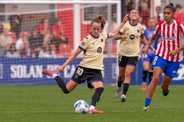 October 12, 2025, Alcala De Henares, Madrid, Spain: CAROLINE GRAHAM HANSEN of FC Barcelona, Barca Femenino pases the ball during the match belonging to La LigaF season 25 26 soccer Ã¢â‚¬oe ATLETICO DE MADRID FEM - FC BARCELONA Ã¢â‚¬Â held on october 12, 2025, at the Centro deportivo Alcala de Henares, Madrid, Spain. Alcala De Henares Spain - ZUMAc312 20251012_zsp_c312_151 Copyright: xOscarxManuelxSanchezx
