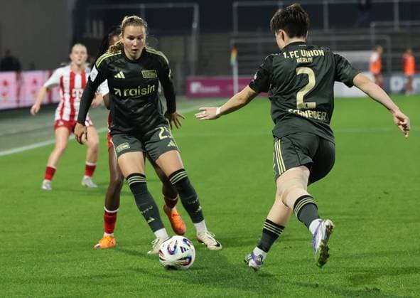 v l Ida Heikkinen 1 FC Union Berlin 25 , Thome Schneider 1 FC Union Berlin 02 GER, 1 FC Koeln Frauen vs 1 FC Union Berlin Frauen, Fußball, Frauen Bundesliga, 6 Spieltag, Spielzeit 2025 2026, 12 10 2025 DFL DFB REGULATIONS PROHIBIT ANY USE OF PHOTOGRAPHS as IMAGE SEQUENCES and or QUASI VIDEO GER, 1 FC Koeln Frauen vs 1 FC Union Berlin Frauen, Football, Womens Bundesliga, Matchday 6, Season 2025 2026, 12 10 2025 Koeln Copyright: xEibner-Pressefotox xThomasxStoeckerx EP_TSR