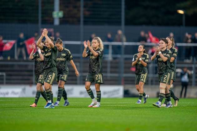 The players of Union Berlin applaud the fans of Union Berlin 12 10 2025, 1 FC Köln 1 FC Union Berlin, Fußball, Google Pixel Frauen Bundesliga, GER, Köln, Franz Kremer Stadion DFL regulations prohibit any use of photographs as image sequences and or quasi video Copyright: HMBxMedia xMarcoxBader