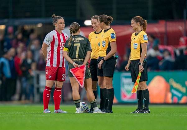 Franziska Wildfeuer Referee The captains Lisa Heiseler 1 FC Union Berlin, 7 and Marina Hegering 1 FC Koeln, 32 are ready 12 10 2025, 1 FC Köln 1 FC Union Berlin, Fußball, Google Pixel Frauen Bundesliga, GER, Köln, Franz Kremer Stadion DFL regulations prohibit any use of photographs as image sequences and or quasi video Copyright: HMBxMedia xMarcoxBader