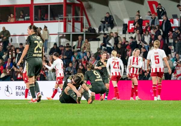 Disappointment at Union Berlin after final whistle 12 10 2025, 1 FC Köln 1 FC Union Berlin, Fussball, Google Pixel Frauen Bundesliga, GER, Köln, Franz Kremer Stadion DFL regulations prohibit any use of photographs as image sequences and or quasi video Copyright: HMBxMedia xMarcoxBader