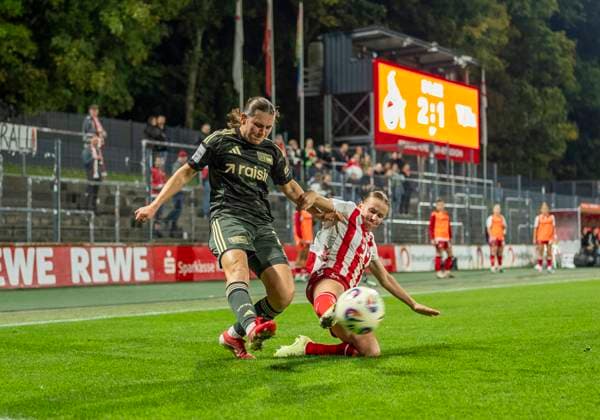 duel situation shortly before the end of the match Antonia Halverkamps 1 FC Union Berlin, 29 and Laura Donhauser 1 FC Koeln, 25 12 10 2025, 1 FC Köln 1 FC Union Berlin, Fussball, Google Pixel Frauen Bundesliga, GER, Köln, Franz Kremer Stadion DFL regulations prohibit any use of photographs as image sequences and or quasi video Copyright: HMBxMedia xMarcoxBader