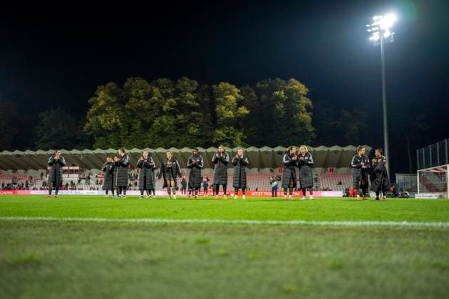 Disappointment among the Union Berlin players in front of the traveling fans 12 10 2025, 1 FC Köln 1 FC Union Berlin, Fussball, Google Pixel Frauen Bundesliga, GER, Köln, Franz Kremer Stadion DFL regulations prohibit any use of photographs as image sequences and or quasi video Copyright: HMBxMedia xMarcoxBader