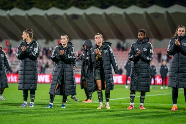 Disappointment among the Union Berlin players in front of the traveling fans 12 10 2025, 1 FC Köln 1 FC Union Berlin, Fussball, Google Pixel Frauen Bundesliga, GER, Köln, Franz Kremer Stadion DFL regulations prohibit any use of photographs as image sequences and or quasi video Copyright: HMBxMedia xMarcoxBader