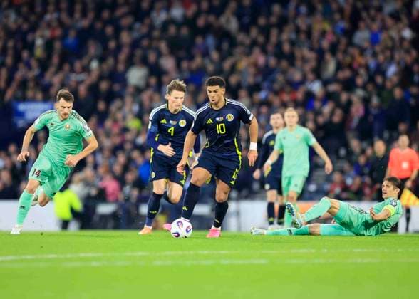 Scotland v Belarus 2026 FIFA World Cup, WM, Weltmeisterschaft, Fussball Qualifiers ChÃ Adams of Scotland (middle) drives forward with the ball during the 2026 FIFA World Cup Qualifiers Group C match at Hampden Park, Glasgow UK Newspapers OUT Copyright: xFredxPalmerx FIL-22351-0175