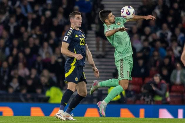 Scotland v Belarus 2026 FIFA World Cup, WM, Weltmeisterschaft, Fussball Qualifier 12 10 2025. Group C Valeri Gromyko of Belarus controls the ball with his chest watched closely by Kenny McLean of Scotland during the 2026 FIFA World Cup Qualifier, Scotland vs Belarus, The National Stadium, Hampden Park, Glasgow, Scotland, 12 10 2025. Hampden Park The National Stadium Glasgow Scotland Editorial use only , Copyright: xColinxPoultneyx PSI-23023-0060