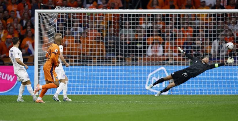 AMSTERDAM - (l-r) Leo Walta of Finland, Donyell Malen of the Netherlands score the 1-0, Ville Koski of Finland, Finland goalkeeper Jesse Joronen at the Johan Cruijff ArenA during the Dutch national team, Nationalteam s 2026 FIFA World Cup, WM, Weltmeisterschaft, Fussball qualifying match against Finland. ANP MAURICE VAN STEEN FIFA 2026 World Cup Qualifier 2025 2026 xVIxANPxSportx xxANPxIVx 539034141 originalFilename: 539034141.jpg