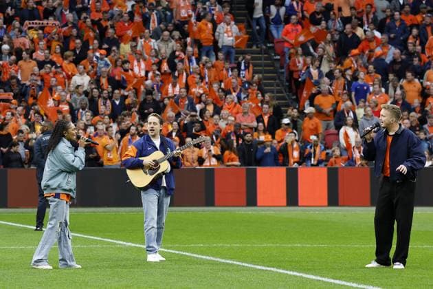 AMSTERDAM - Singer ZoÃ« Livay and singer Snelle at the Johan Cruijff ArenA during the Dutch national team, Nationalteam s 2026 FIFA World Cup, WM, Weltmeisterschaft, Fussball qualifying match against Finland. ANP MAURICE VAN STEEN FIFA 2026 World Cup Qualifier 2025 2026 xVIxANPxSportx xxANPxIVx 539034332 originalFilename: 539034332.jpg