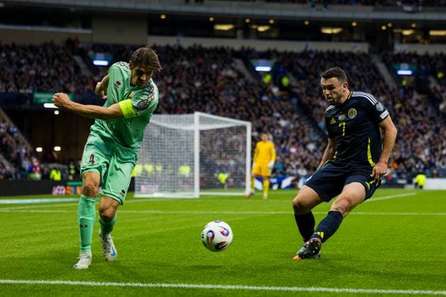 Scotland v Belarus 2026 FIFA World Cup, WM, Weltmeisterschaft, Fussball Qualifier 12 10 2025. Group C Alyaksandr Martynovich (4 - Belarus) clears the ball past John McGinn (7 - Scotland) during the 2026 FIFA World Cup Qualifier match between Scotland and Belarus at Hampden Park, Glasgow, United Kingdom on 12 October 2025. Editorial use only , Copyright: xRaymondxDaviesx PSI-23024-0029