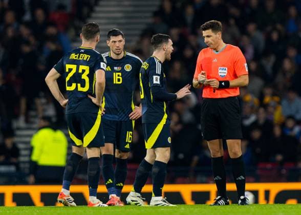 Scotland v Belarus 2026 FIFA World Cup, WM, Weltmeisterschaft, Fussball Qualifier 12 10 2025. Group C Andy Robertson (3 - Scotland) speaks to the referee during VAR review of Belarus™ goal during the 2026 FIFA World Cup Qualifier match between Scotland and Belarus at Hampden Park, Glasgow, United Kingdom on 12 October 2025. Editorial use only , Copyright: xRaymondxDaviesx PSI-23024-0039