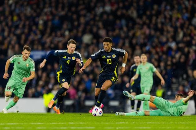 Scotland v Belarus 2026 FIFA World Cup, WM, Weltmeisterschaft, Fussball Qualifier 12 10 2025. Group C Che Adams (10 - Scotland) gets away frpm the Belarus defence during the 2026 FIFA World Cup Qualifier match between Scotland and Belarus at Hampden Park, Glasgow, United Kingdom on 12 October 2025. Editorial use only , Copyright: xRaymondxDaviesx PSI-23024-0041