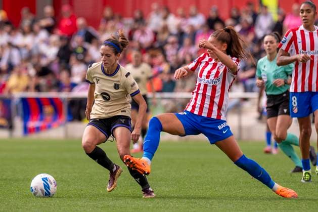 October 12, 2025, Alcala De Henares, Madrid, Spain: XENIA PERE of Club Atlo tico de Madrid SAD Femenino fights the ball against AITANA BONMATI CONCA of FC Barcelona, Barca Femenino during the match belonging to La LigaF season 25 26 soccer Ã¢â‚¬oe ATLETICO DE MADRID FEM - FC BARCELONA Ã¢â‚¬Â held on october 12, 2025, at the Centro deportivo Alcala de Henares, Madrid, Spain. Alcala De Henares Spain - ZUMAc312 20251012_zsp_c312_174 Copyright: xOscarxManuelxSanchezx
