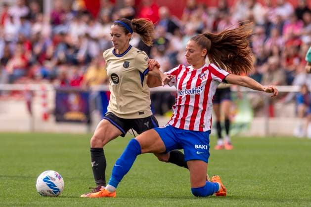 October 12, 2025, Alcala De Henares, Madrid, Spain: XENIA PERE of Club Atlo tico de Madrid SAD Femenino fights the ball against AITANA BONMATI CONCA of FC Barcelona, Barca Femenino during the match belonging to La LigaF season 25 26 soccer Ã¢â‚¬oe ATLETICO DE MADRID FEM - FC BARCELONA Ã¢â‚¬Â held on october 12, 2025, at the Centro deportivo Alcala de Henares, Madrid, Spain. Alcala De Henares Spain - ZUMAc312 20251012_zsp_c312_180 Copyright: xOscarxManuelxSanchezx