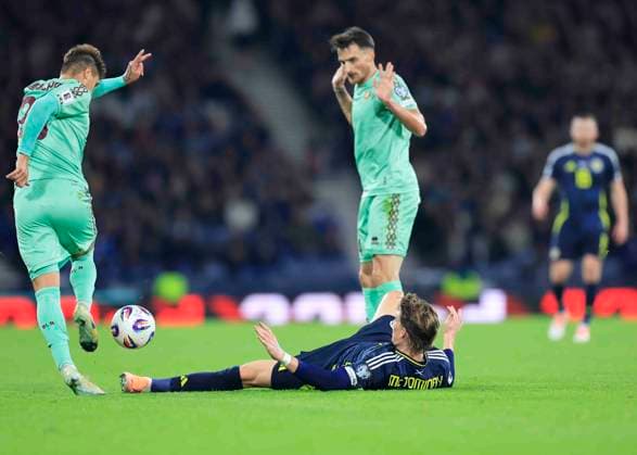 Scotland v Belarus 2026 FIFA World Cup, WM, Weltmeisterschaft, Fussball Qualifiers Scott McTominay of Scotland is fouled by Evgeni Yablonski of Belarus during the 2026 FIFA World Cup Qualifiers Group C match at Hampden Park, Glasgow UK Newspapers OUT Copyright: xFredxPalmerx FIL-22351-0208