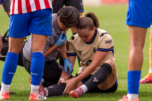 October 12, 2025, Alcala De Henares, Madrid, Spain: The moment when EWA PAJOR of FC Barcelona, Barca Women s team injures her knee during the match belonging to La LigaF season 25 26 soccer Ã¢â‚¬oe ATLETICO DE MADRID FEM - FC BARCELONA Ã¢â‚¬Â held on october 12, 2025, at the Centro deportivo Alcala de Henares, Madrid, Spain. Alcala De Henares Spain - ZUMAc312 20251012_zsp_c312_196 Copyright: xOscarxManuelxSanchezx