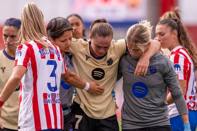 October 12, 2025, Alcala De Henares, Madrid, Spain: The moment when EWA PAJOR of FC Barcelona, Barca Women s team injures her knee during the match belonging to La LigaF season 25 26 soccer Ã¢â‚¬oe ATLETICO DE MADRID FEM - FC BARCELONA Ã¢â‚¬Â held on october 12, 2025, at the Centro deportivo Alcala de Henares, Madrid, Spain. Alcala De Henares Spain - ZUMAc312 20251012_zsp_c312_205 Copyright: xOscarxManuelxSanchezx