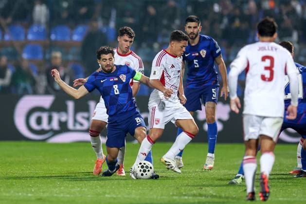 Croatia v Gibraltar - FIFA World Cup, WM, Weltmeisterschaft, Fussball 2026 Qualifier VARAZDIN, CROATIA - OCTOBER 12: Mateo Kovacic of Croatia battles for the ball with Tjay De Barr of Gibraltar during the FIFA World Cup 2026 qualifier match between Croatia and Gibraltar at Football Stadium Varteks on October 12, 2025 in Varazdin, Croatia.  MatijaxHabljak PIXSELL