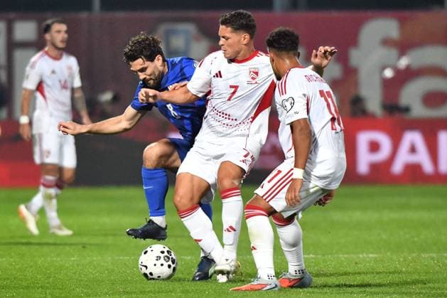 Croatia v Gibraltar - FIFA World Cup, WM, Weltmeisterschaft, Fussball 2026 Qualifier VARAZDIN, CROATIA - OCTOBER 12: Mateo Kovacic of Craotia battles for the ball with Tjay De Barr of Gibraltar during the FIFA World Cup 2026 qualifier match between Croatia and Gibraltar at Football Stadium Varteks on October 12, 2025 in Varazdin, Croatia.  VjeranxZganecxRogulja PIXSELL