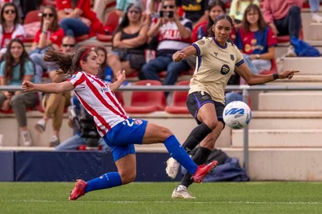 October 12, 2025, Alcala De Henares, Madrid, Spain: ALEXIA FERNANDEZ DIAZ of Club Atlo tico de Madrid SAD Femenino fights the ball against SALMA PARALLUELO AYINGONO of FC Barcelona, Barca Femenino during the match belonging to La LigaF season 25 26 soccer Ã¢â‚¬oe ATLETICO DE MADRID FEM - FC BARCELONA Ã¢â‚¬Â held on october 12, 2025, at the Centro deportivo Alcala de Henares, Madrid, Spain. Alcala De Henares Spain - ZUMAc312 20251012_zsp_c312_223 Copyright: xOscarxManuelxSanchezx