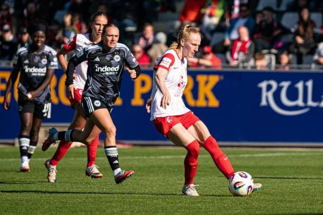 Freiburg im Breisgau, Germany, October 11th 2025 Meret Felde (4 SC Freiburg), right, in action during the Womens Bundesliga match between SC Freiburg and Eintracht Frankfurt at Dreisamstadion, Freiburg im Breisgau, Germany. (Priscila Bütler SPP) Copyright: xPriscilaxBütlerx xSPPx spp-en-PrBSp-_A929972