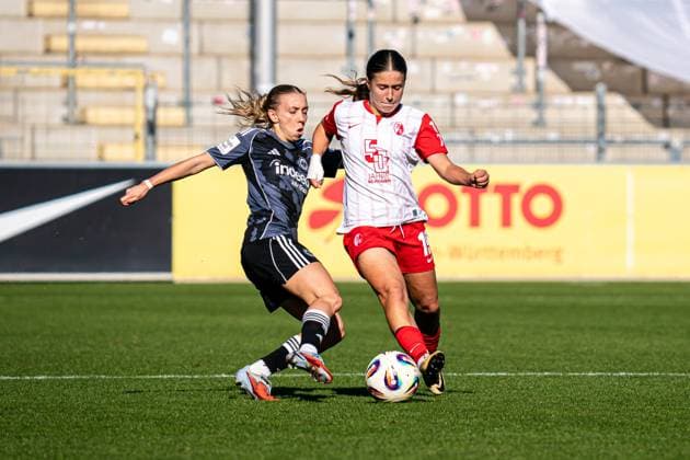 Freiburg im Breisgau, Germany, October 11th 2025 Nia Szenk (19 SC Freiburg), right, and Elisa Senss (6 Eintracht Frankfurt), left, in action during the Womens Bundesliga match between SC Freiburg and Eintracht Frankfurt at Dreisamstadion, Freiburg im Breisgau, Germany. (Priscila Bütler SPP) Copyright: xPriscilaxBütlerx xSPPx spp-en-PrBSp-_A929991