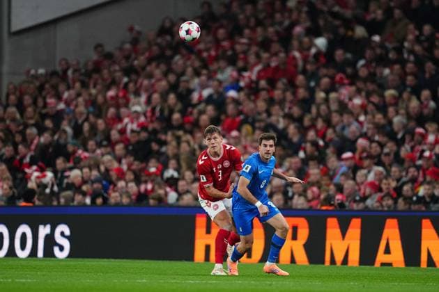 October 12 2025: Jannik Vestergaard of Denmark heads during a World Cup Qualification game, Denmark v Greece, at Parken, Copenhagen, Denmark. Kim Price CSM Copenhagen Denmark - ZUMAc04_ 20251012_zma_c04_076 Copyright: xUlrikxPedersenx