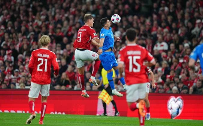 October 12 2025: g11 5 controls the ball during a World Cup Qualification game, Denmark v Greece, at Parken, Copenhagen, Denmark. Kim Price CSM Copenhagen Denmark - ZUMAc04_ 20251012_zma_c04_079 Copyright: xUlrikxPedersenx