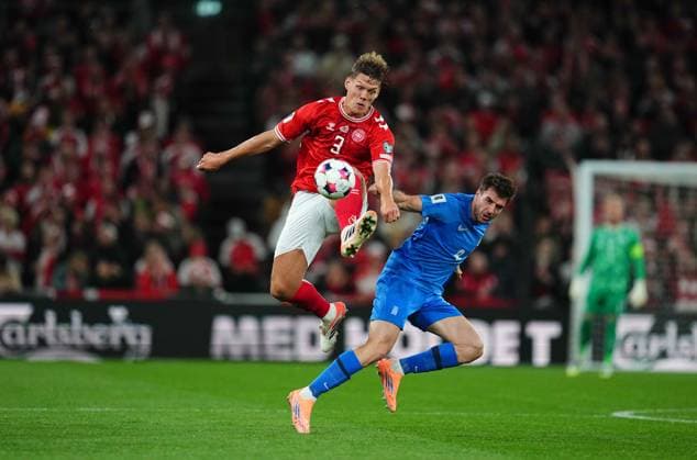 October 12 2025: Jannik Vestergaard of Denmark controls the ball during a World Cup Qualification game, Denmark v Greece, at Parken, Copenhagen, Denmark. Kim Price CSM Copenhagen Denmark - ZUMAc04_ 20251012_zma_c04_087 Copyright: xUlrikxPedersenx