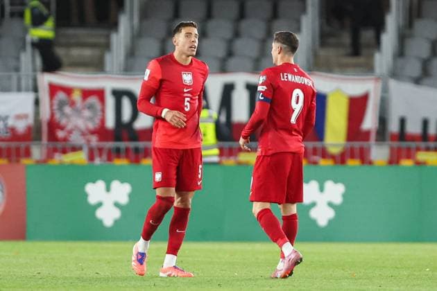 12.10.2025 Kowno. Pilka nozna. Eliminacje Mistrzostw Swiata 2026 mecz : Litwa - Polska --- Football. FIFA World Cup, WM, Weltmeisterschaft, Fussball eliminations match : Lithuania - Poland Nz Jan Bednarek Robert Lewandowskin Fot. Igor Jakubowski Arena Akcji NEWSPIX.PL --- newspix.pl POLAND OUT! 