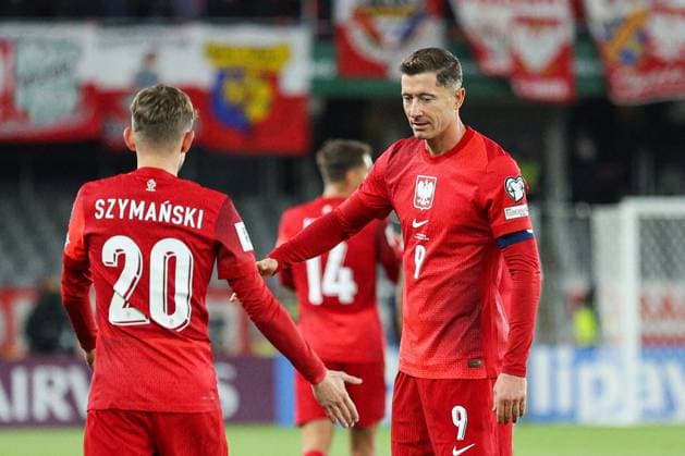 12.10.2025 Kowno. Pilka nozna. Eliminacje Mistrzostw Swiata 2026 mecz : Litwa - Polska --- Football. FIFA World Cup, WM, Weltmeisterschaft, Fussball eliminations match : Lithuania - Poland Nz Sebastian Szymanski Robert Lewandowski Fot. Igor Jakubowski Arena Akcji NEWSPIX.PL --- newspix.pl POLAND OUT! 