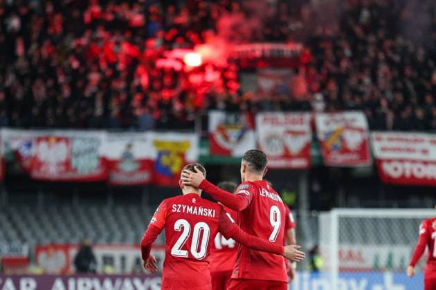 12.10.2025 Kowno. Pilka nozna. Eliminacje Mistrzostw Swiata 2026 mecz : Litwa - Polska --- Football. FIFA World Cup, WM, Weltmeisterschaft, Fussball eliminations match : Lithuania - Poland Nz Sebastian Szymanski Robert Lewandowski Fot. Igor Jakubowski Arena Akcji NEWSPIX.PL --- newspix.pl POLAND OUT! 