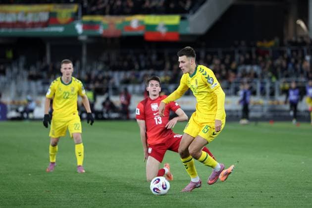 KOWNO 12.10.2025 MECZ 6. KOLEJKA GRUPA G ELIMINACJE DO MISTRZOSTW SWIATA 2026: LITWA - POLSKA --- FIFA World Cup, WM, Weltmeisterschaft, Fussball 2026 QUALIFYING ROUND GROUP G MATCH IN KAUNAS: LITHUANIA - POLAND JAKUB KAMINSKI GVIDAS GINEITIS FOT. PIOTR KUCZA FOTOPYK NEWSPIX.PL --- newspix.pl POLAND OUT! 