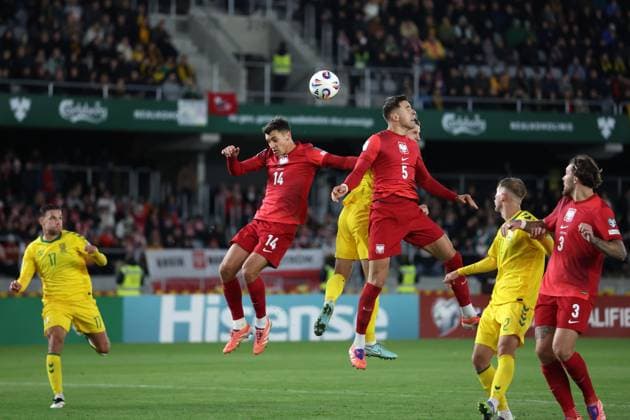 KOWNO 12.10.2025 MECZ 6. KOLEJKA GRUPA G ELIMINACJE DO MISTRZOSTW SWIATA 2026: LITWA - POLSKA --- FIFA World Cup, WM, Weltmeisterschaft, Fussball 2026 QUALIFYING ROUND GROUP G MATCH IN KAUNAS: LITHUANIA - POLAND JAKUB KIWIOR JAN BEDNAREK FOT. PIOTR KUCZA FOTOPYK NEWSPIX.PL --- newspix.pl POLAND OUT! 