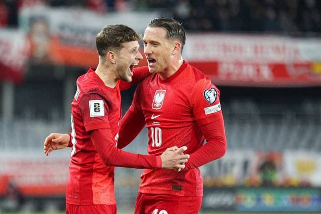 12.10.2025 Kowno. Pilka nozna. Eliminacje Mistrzostw Swiata 2026 mecz : Litwa - Polska --- Football. FIFA World Cup, WM, Weltmeisterschaft, Fussball eliminations match : Lithuania - Poland Nz Sebastian Szymanski Piotr Zielinski radosc gol bramka Fot. Igor Jakubowski Arena Akcji NEWSPIX.PL --- newspix.pl POLAND OUT! 