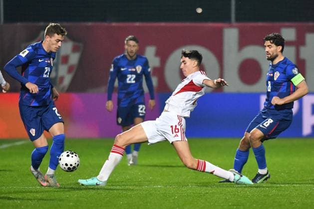 Croatia v Gibraltar - FIFA World Cup, WM, Weltmeisterschaft, Fussball 2026 Qualifier VARAZDIN, CROATIA - OCTOBER 12: Luka Sucic of Croatia is challeged by Jeremy Perera of Gibraltar during the FIFA World Cup 2026 qualifier match between Croatia and Gibraltar at Football Stadium Varteks on October 12, 2025 in Varazdin, Croatia.  VjeranxZganecxRogulja PIXSELL