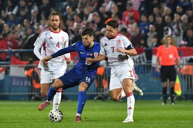Croatia v Gibraltar - FIFA World Cup, WM, Weltmeisterschaft, Fussball 2026 Qualifier VARAZDIN, CROATIA - OCTOBER 12: Martin Baturina of Croatia is challeged by Tjay De Barr of Gibraltar during the FIFA World Cup 2026 qualifier match between Croatia and Gibraltar at Football Stadium Varteks on October 12, 2025 in Varazdin, Croatia.  VjeranxZganecxRogulja PIXSELL