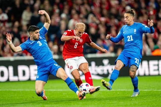 Denmark v Greece, UEFA World Cup qualifier, Copenhagen, Denmark Copenhagen, Denmark. 12th, October 2025. Gustav Isaksen (8) of Denmark seen in between Konstantinos Koulierakis (3) and Kostas Tsimikas (21) of Greece during the UEFA world cup qualifier between Denmark and Greece at Parken in Copenhagen. Denmark, Copenhagen  Copyright: xGonzalesxPhoto TobiasxJorgensenx