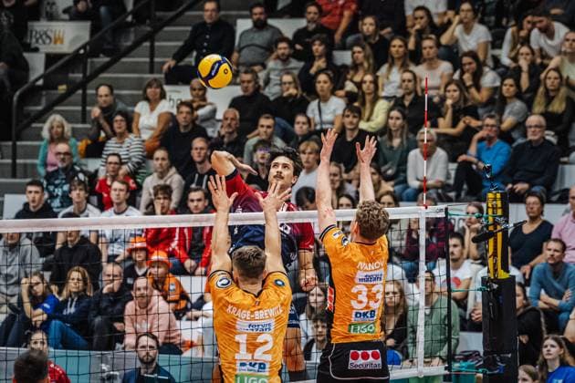 Volleyball mens season 2025 2026 Final League Cup 2025 SVG Lüneburg vs Berlin Recycling Volleys 12 10 2025 Ethan Champlin 20 SVG Lüneburg against the block of Florian Krage Brewitz 12 Berlin Recycling Volleys and Fedor Ivanov 33 Berlin Recycling Volleys