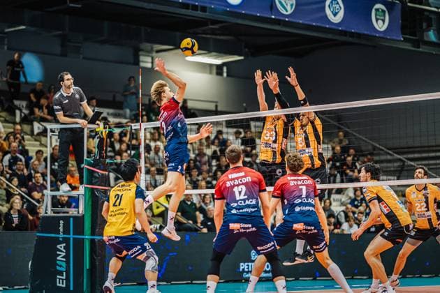 Volleyball mens season 2025 2026 Final League Cup 2025 SVG Lüneburg vs Berlin Recycling Volleys 12 10 2025 Daniel Gruvaeus 2 SVG Lüneburg against the block of Fedor Ivanov 33 Berlin Recycling Volleys and Nehemiah Mote 5 Berlin Recycling Volleys