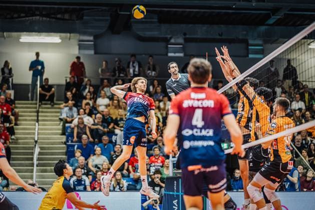 Volleyball mens season 2025 2026 Final League Cup 2025 SVG Lüneburg vs Berlin Recycling Volleys 12 10 2025 Daniel Gruvaeus 2 SVG Lüneburg on the attack