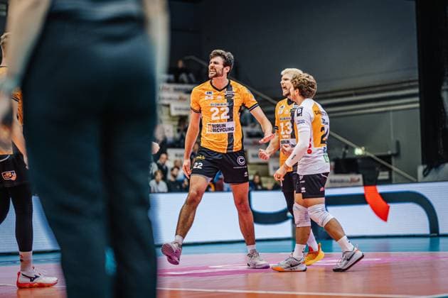 Volleyball mens season 2025 2026 Final League Cup 2025 SVG Lüneburg vs Berlin Recycling Volleys 12 10 2025 Jake Hanes 22 Berlin Recycling Volleys cheers