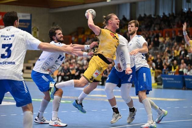 Germany, Handball, 2 Bundesliga, 7 Matchday, 2025 2026, HSG Krefeld Niederrhein vs Dessau Rosslauer HV 06, 12 10 2025, Glockenspitzhalle, Krefeld, Germany, Jörn Persson HSG Krefeld Niederrhein, 34 on jump shot Copyright: xMarkusxVerwimpx