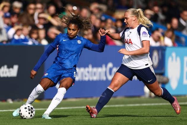 Chelsea gegen Tottenham Frauen 12. Oktober 2025, London Women s Super League Chelsea gegen Tottenham Hotspur Catarina Macario von Chelsea und Amanda Nilden von Tottenham Hotspur Foto Jacques Feeney Abseits London UK  Copyright: xJacquesxFeeneyx xOffsidexOffside