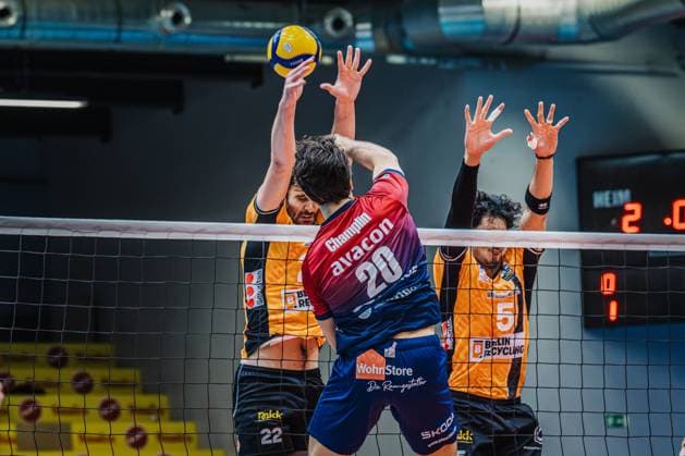 Volleyball mens season 2025 2026 Final League Cup 2025 SVG Lüneburg vs Berlin Recycling Volleys 12 10 2025 Ethan Champlin 20 SVG Lüneburg against the block of Jake Hanes 22 Berlin Recycling Volleys and Nehemiah Mote 5 Berlin Recycling Volleys